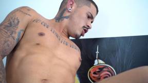 HOMENS DE PRETO E DE 4