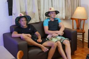 BEHIND THE SCENES: TENDS UP COUSINS