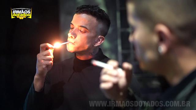 HOMENS DE PRETO E DE 4